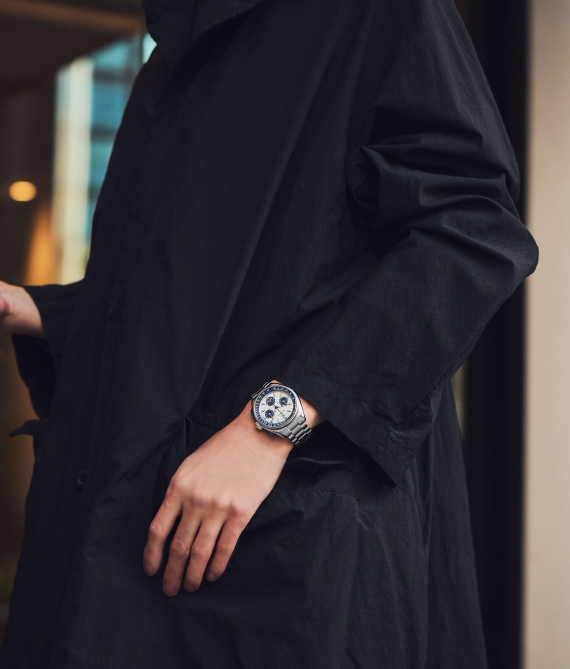 モデルが実際に時計をつけている写真