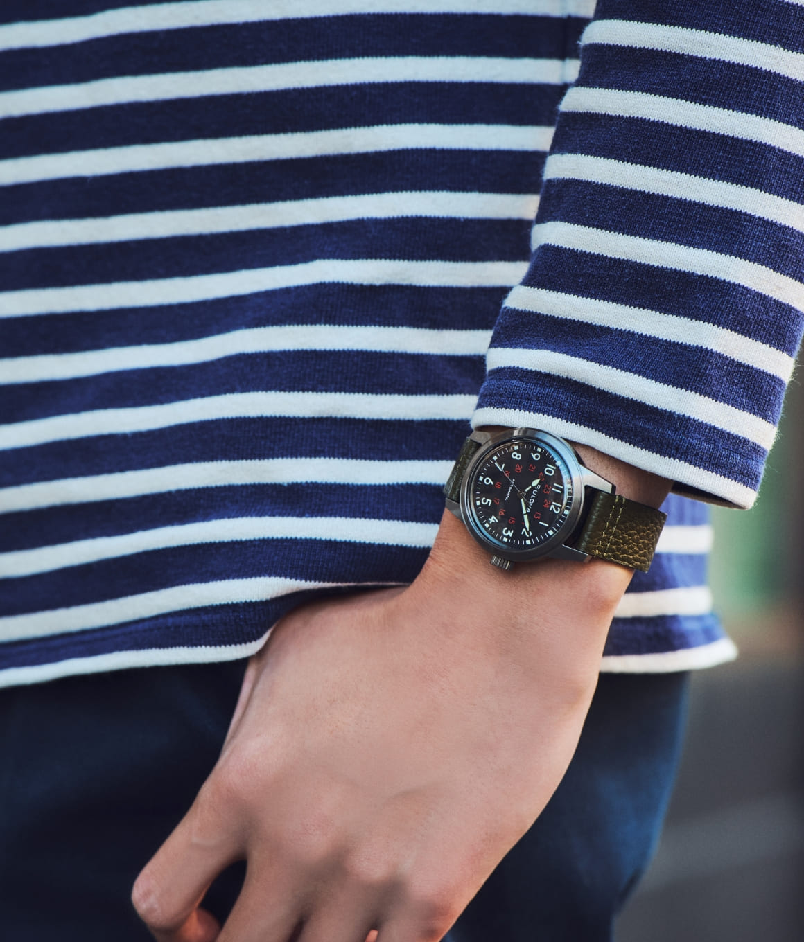 モデルが実際に時計をつけている写真"