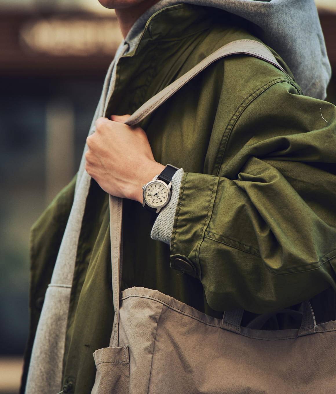 モデルが実際に時計をつけている写真