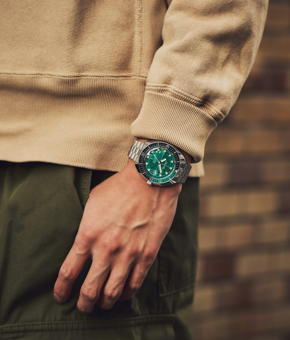 モデルが実際に時計をつけている写真