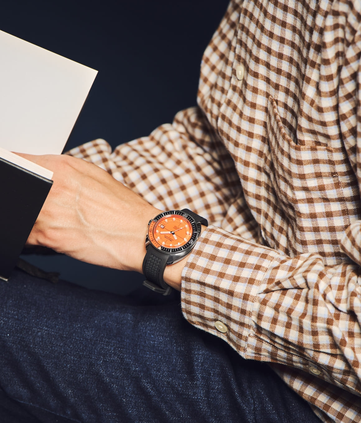 モデルが実際に時計をつけている写真